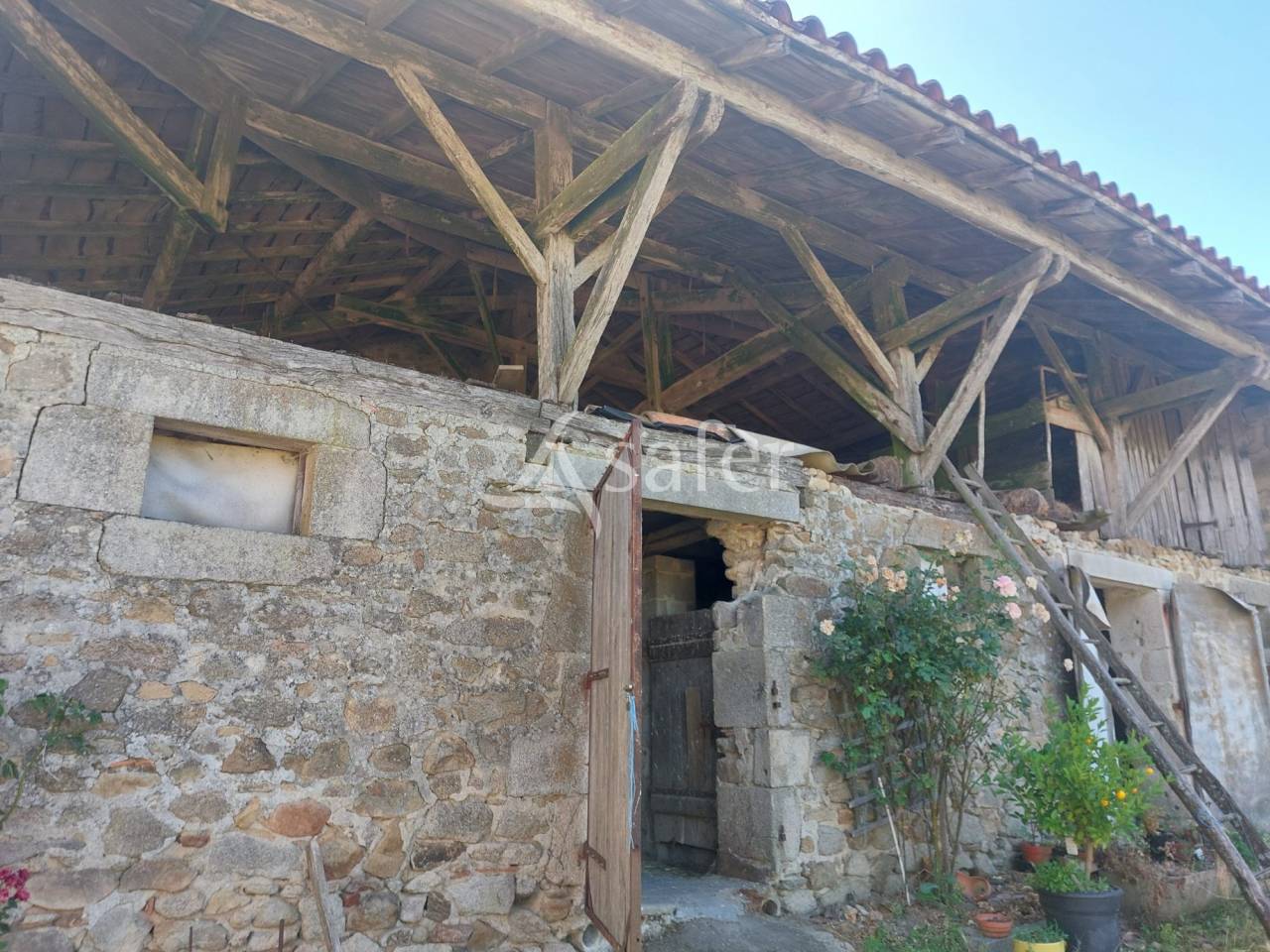 Corps de ferme en pierre sur 25ha avec étang