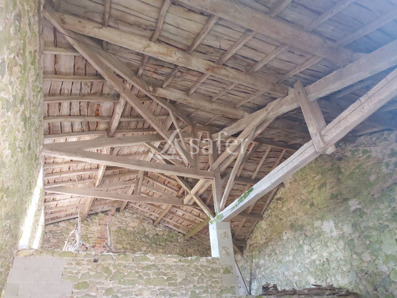 Corps de ferme en pierre sur 25ha avec étang