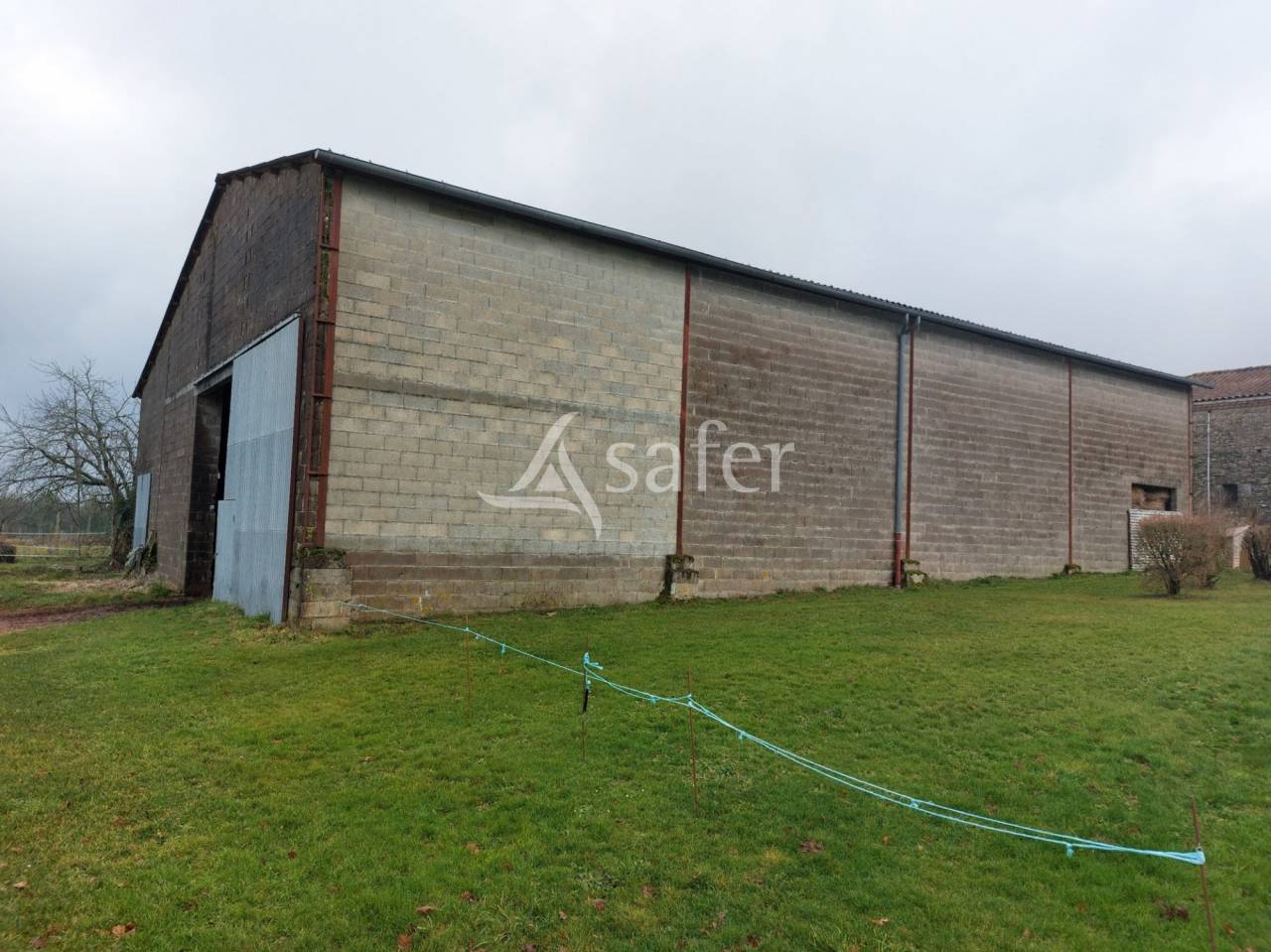 Corps de ferme en pierre sur 25ha avec étang