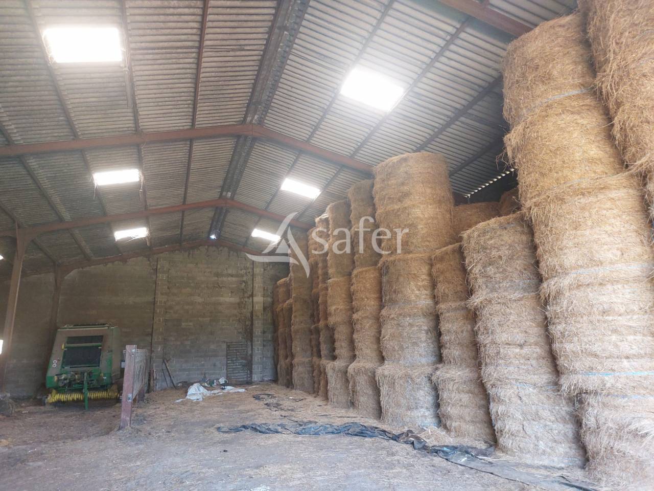 Corps de ferme en pierre sur 25ha avec étang