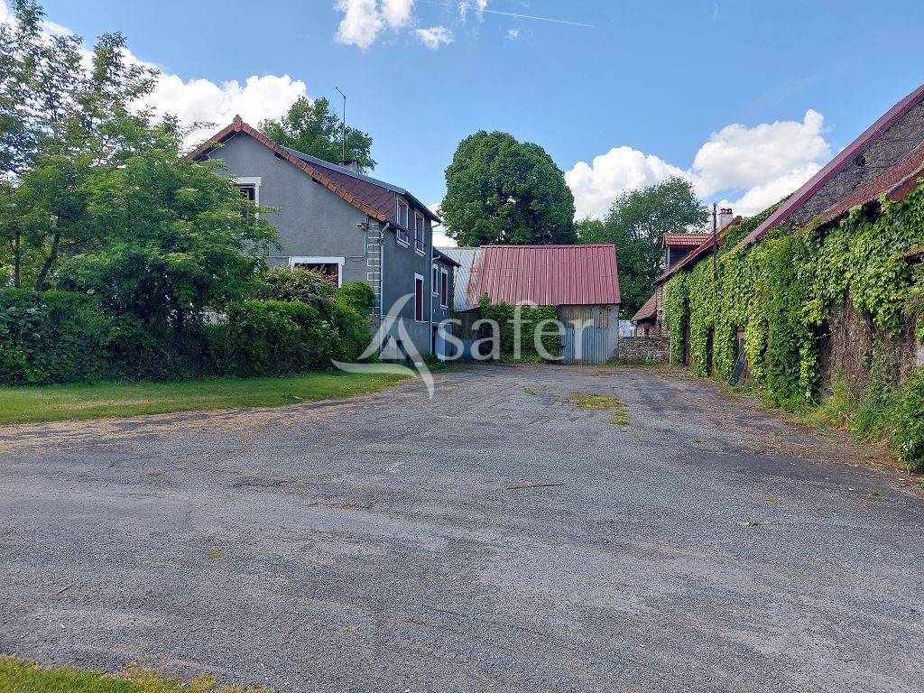 Proche la Souterraine, ensemble bâti avec 2ha70