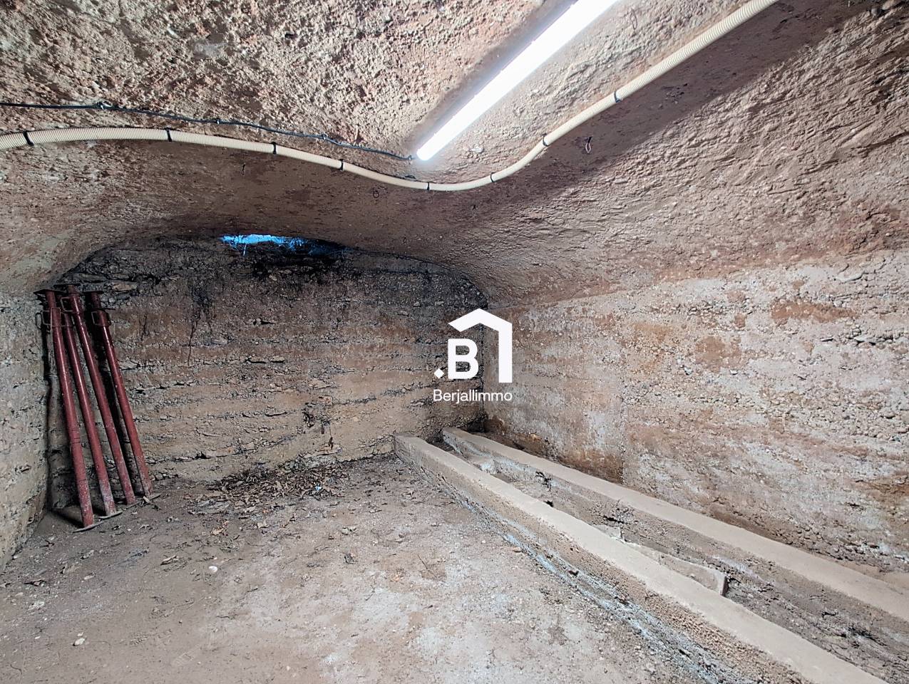 Propriété 162m² sur 24 000 m² terrain