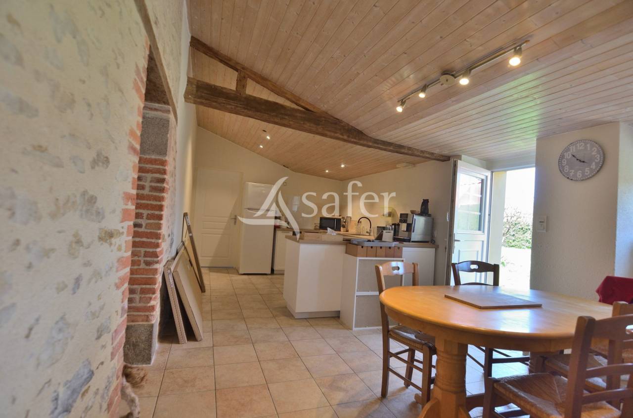 Maison d'habitation avec 2 gîtes équestres sur env. 6ha