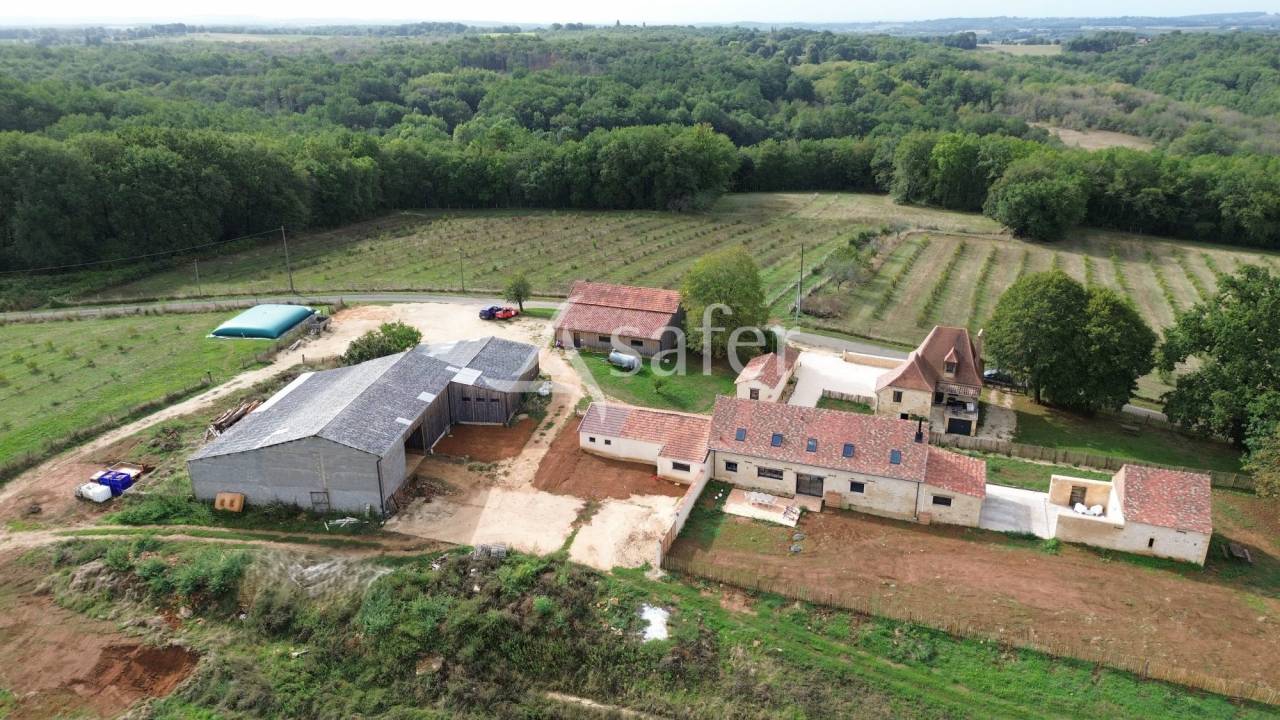 Belle propriété bâtie sur 17ha avec gîtes et verger, proche