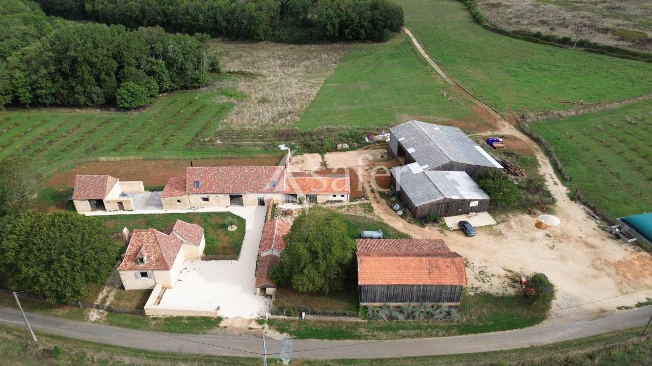 Belle propriété bâtie sur 17ha avec gîtes et verger, proche