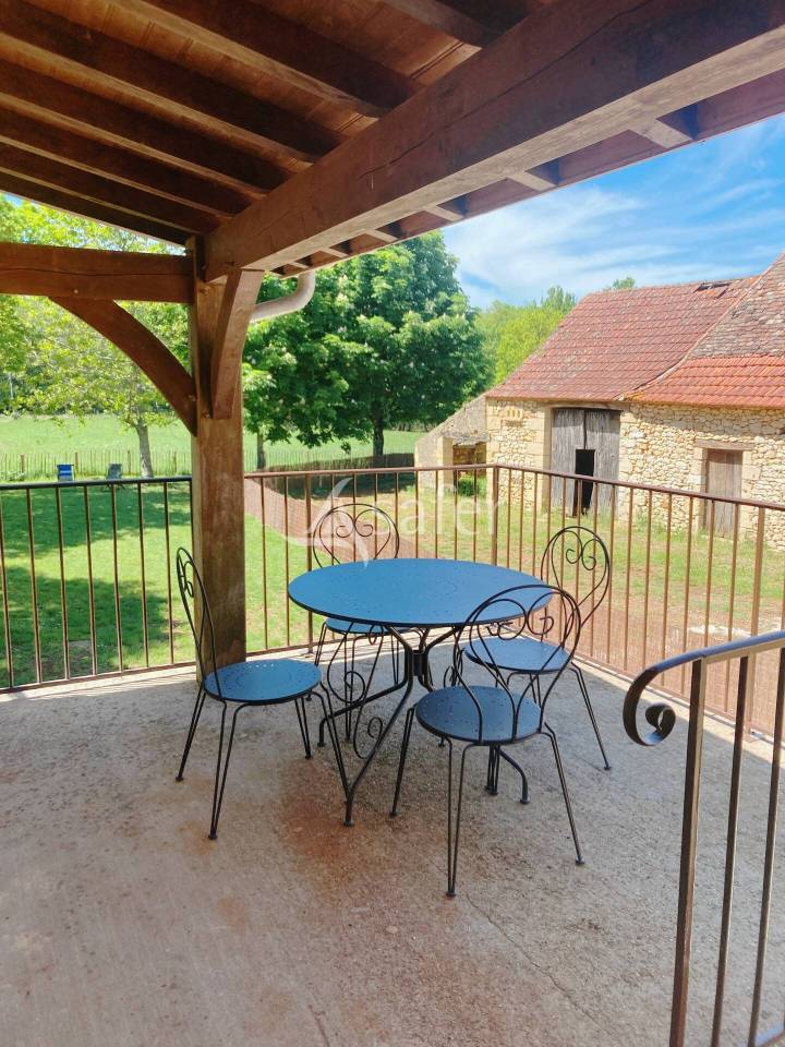 Belle propriété bâtie sur 17ha avec gîtes et verger, proche