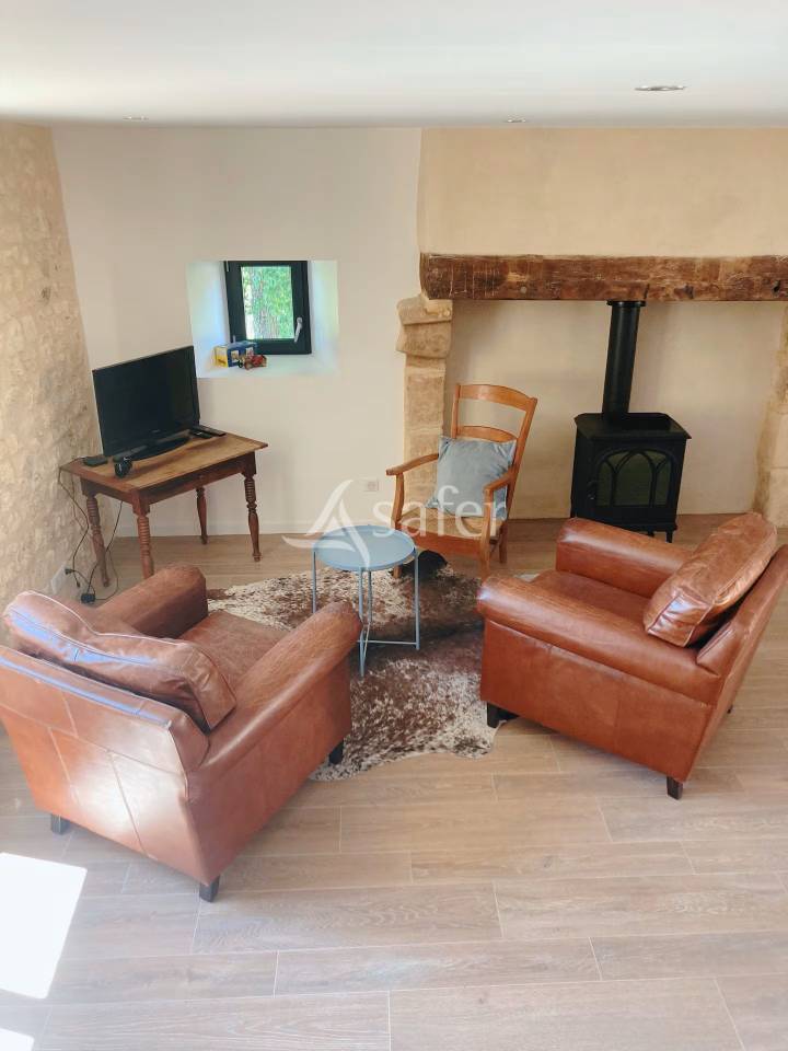 Belle propriété bâtie sur 17ha avec gîtes et verger, proche