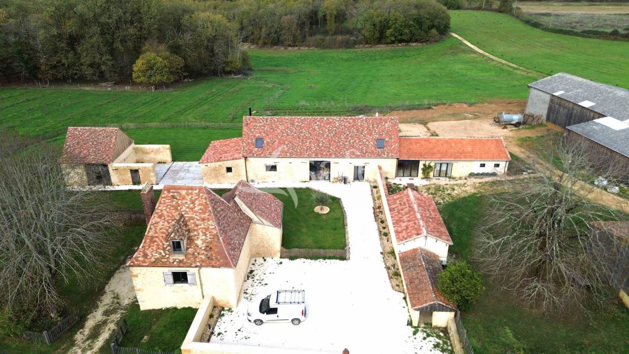 Belle propri&eacute;t&eacute; b&acirc;tie sur 17ha avec g&icirc;tes et verger, proche