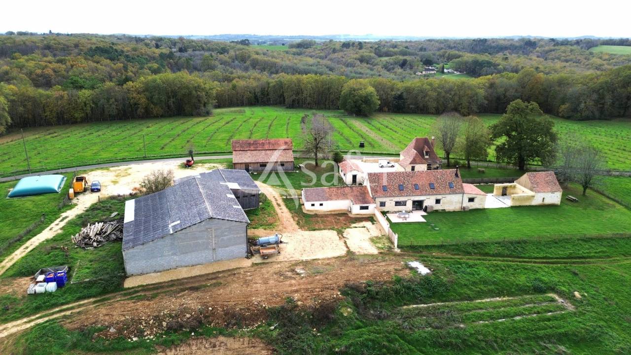 Belle propri&eacute;t&eacute; b&acirc;tie sur 17ha avec g&icirc;tes et verger, proche