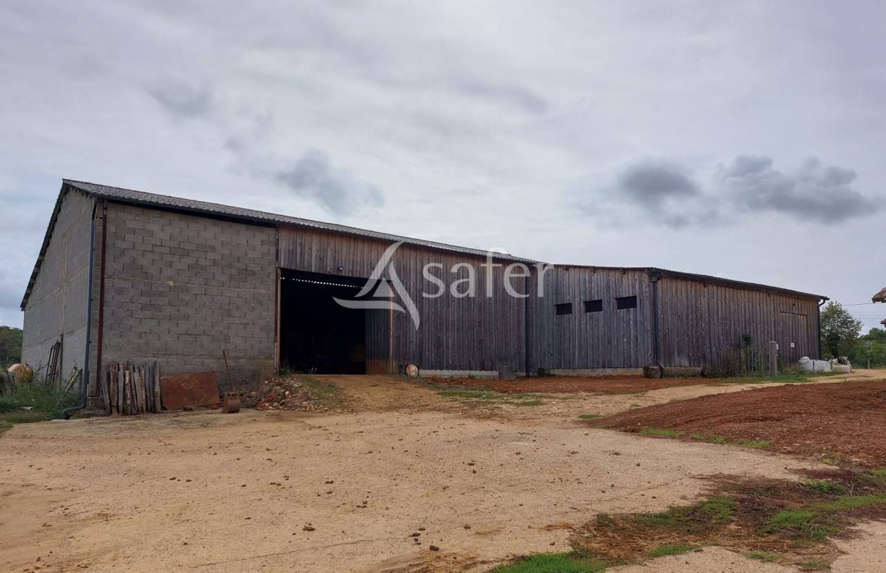 Belle propri&eacute;t&eacute; b&acirc;tie sur 17ha avec g&icirc;tes et verger, proche