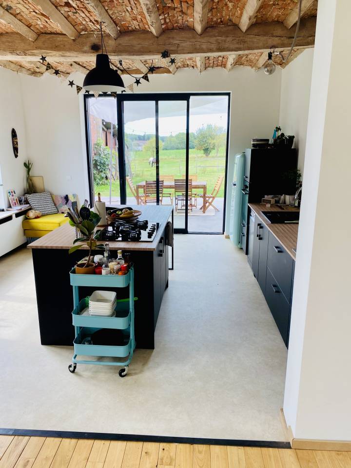 Fermette sur 88 Ares, boxes, paddock et prairie.