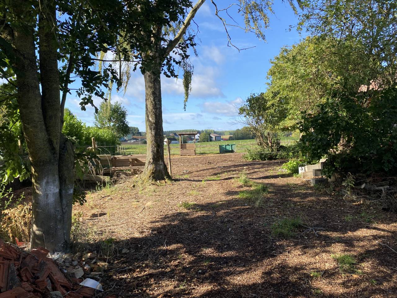 Fermette sur 88 Ares, boxes, paddock et prairie.