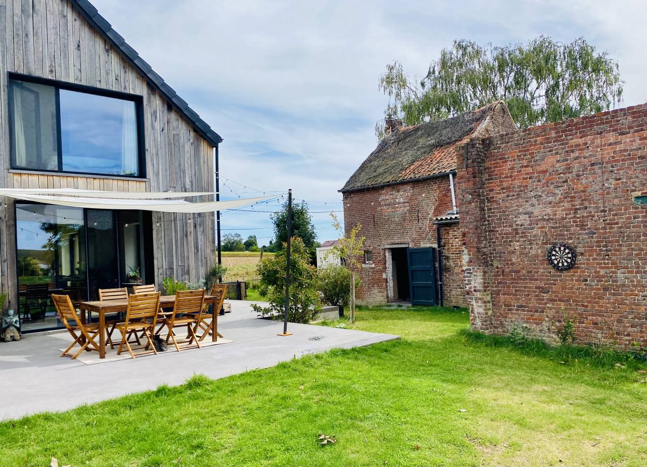 Fermette sur 88 Ares, boxes, paddock et prairie.