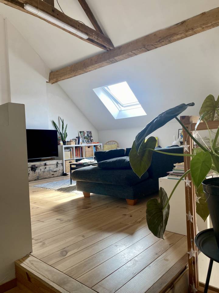 Fermette sur 88 Ares, boxes, paddock et prairie.