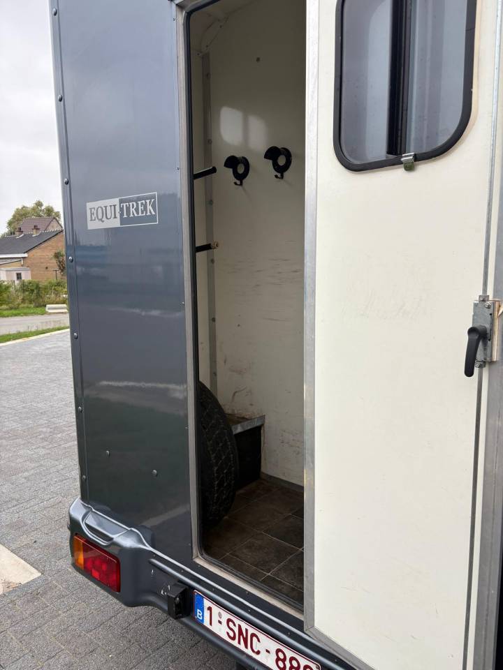 Camion pour chevaux Peugeot 