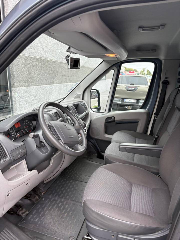 Camion pour chevaux Peugeot 