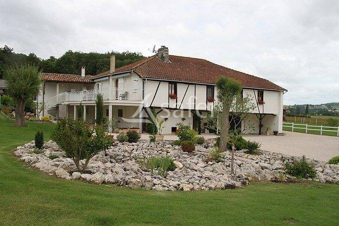Gîte rural avec dépendances agricoles, rond de longe et piscin