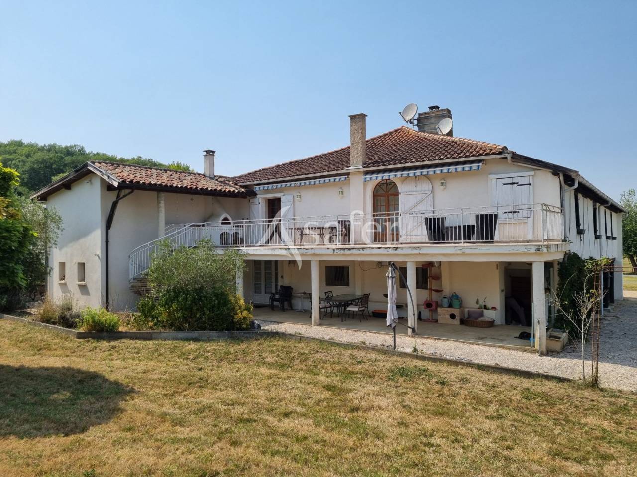 Gîte rural avec dépendances agricoles, rond de longe et piscin