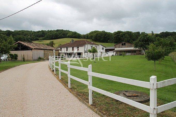 Gîte rural avec dépendances agricoles, rond de longe et piscin