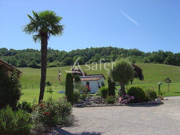 Gîte rural avec dépendances agricoles, rond de longe et piscin