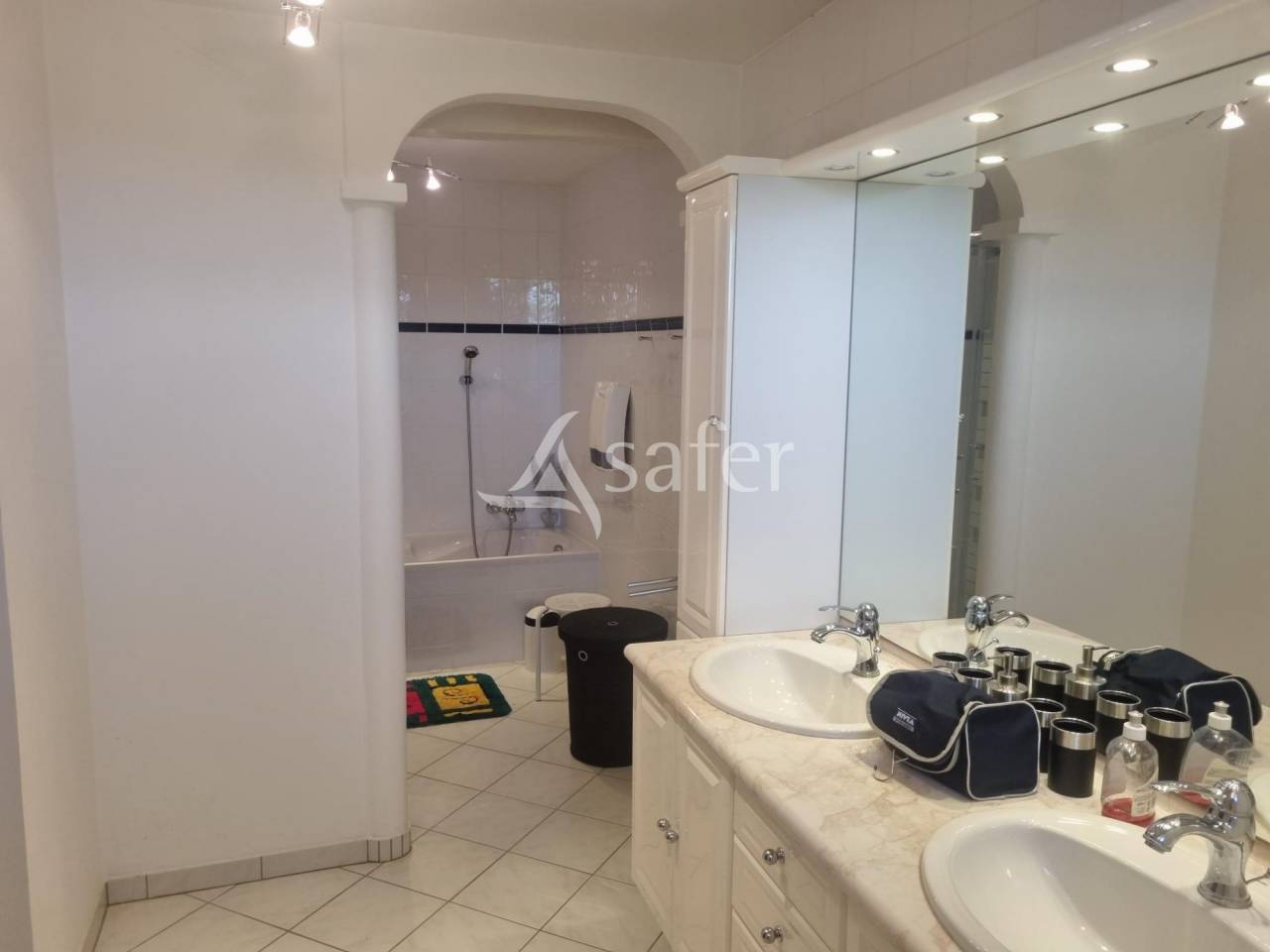 Gîte rural avec dépendances agricoles, rond de longe et piscin