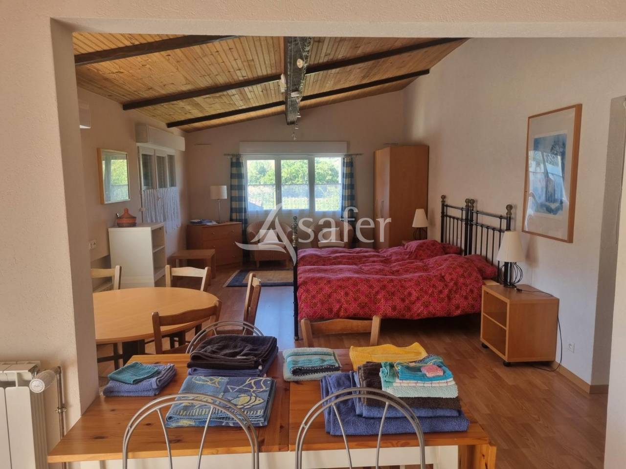 Gîte rural avec dépendances agricoles, rond de longe et piscin