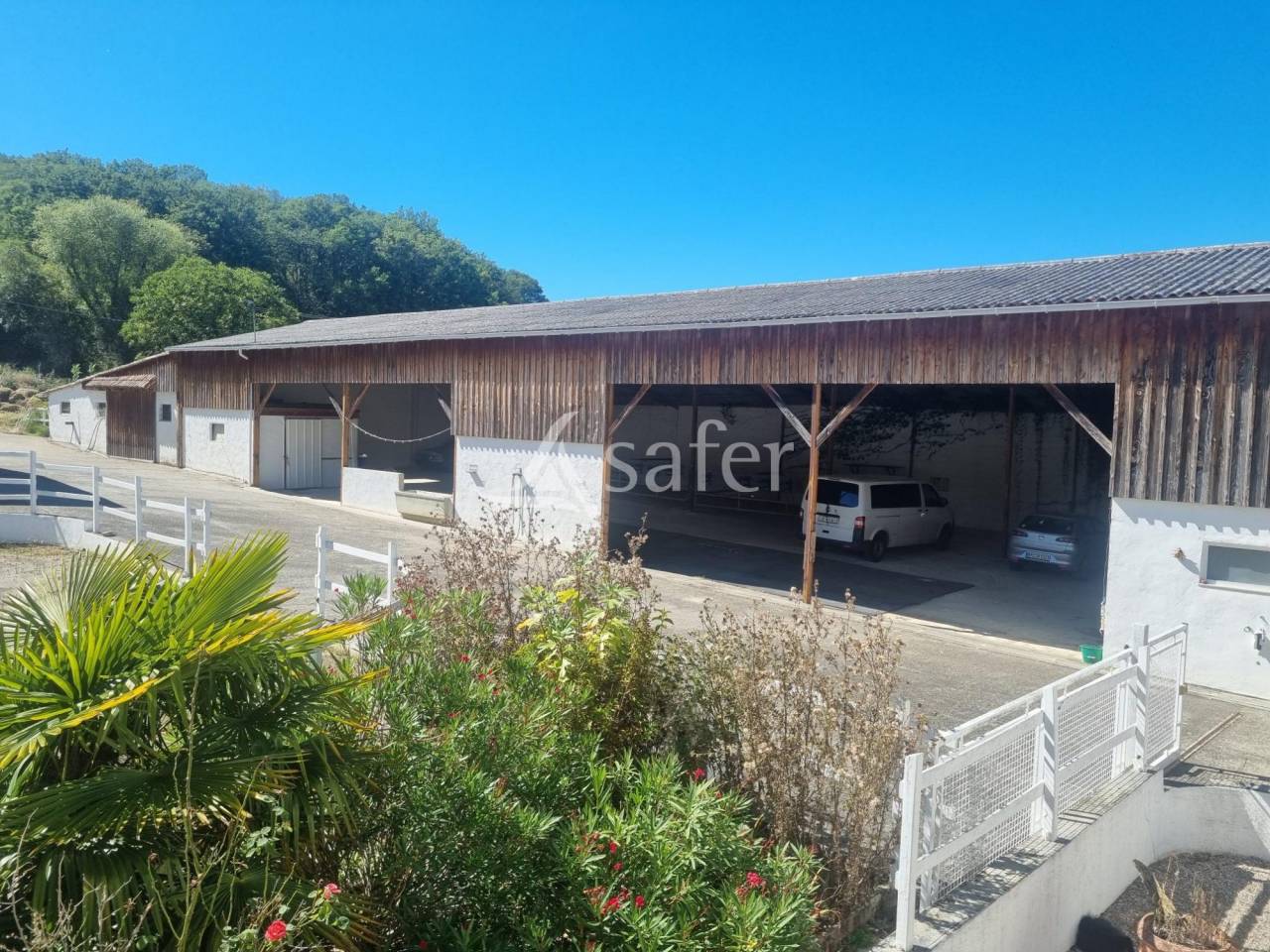 Gîte rural avec dépendances agricoles, rond de longe et piscin