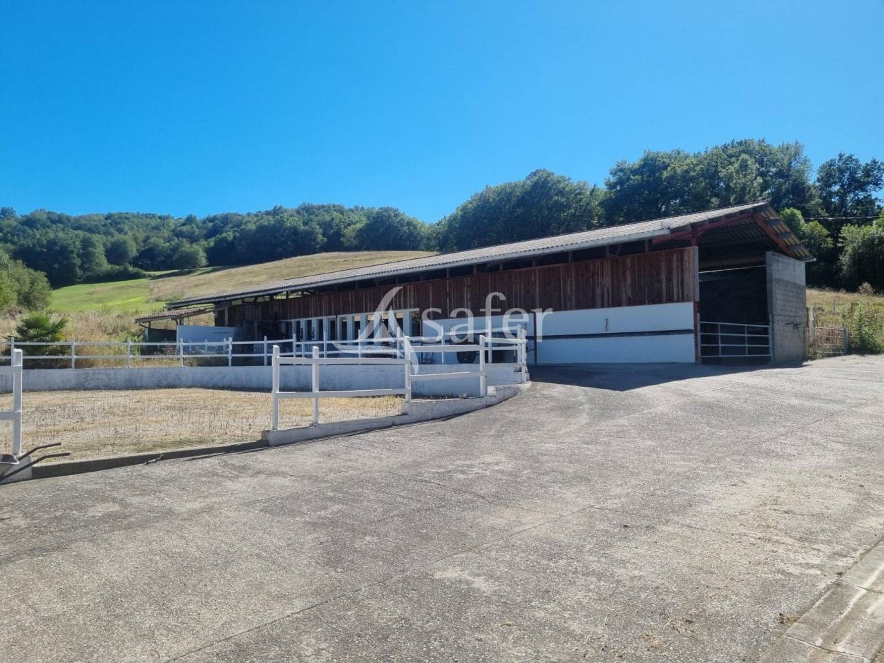 Gîte rural avec dépendances agricoles, rond de longe et piscin