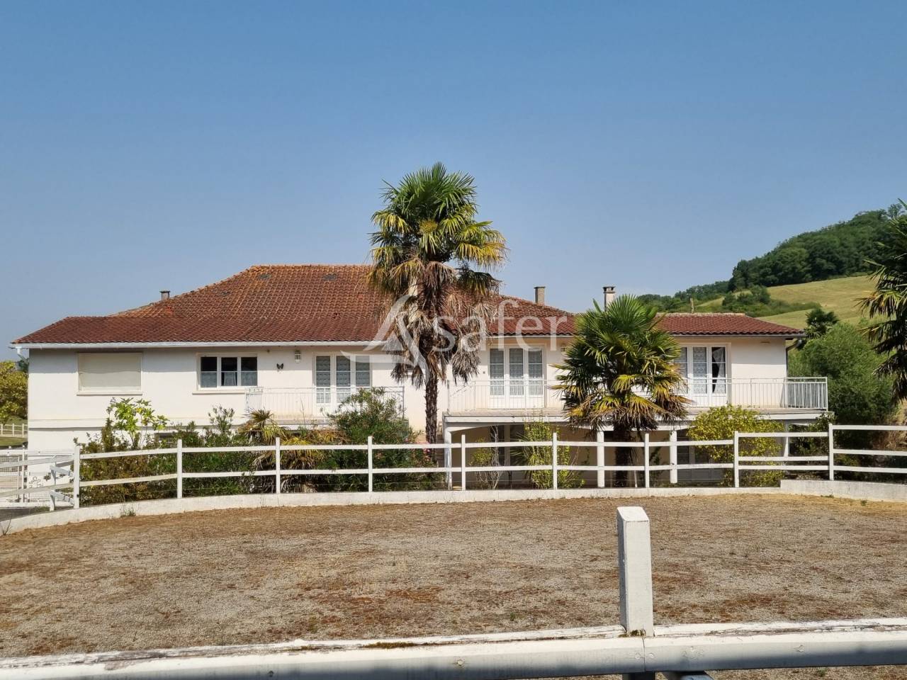 Gîte rural avec dépendances agricoles, rond de longe et piscin