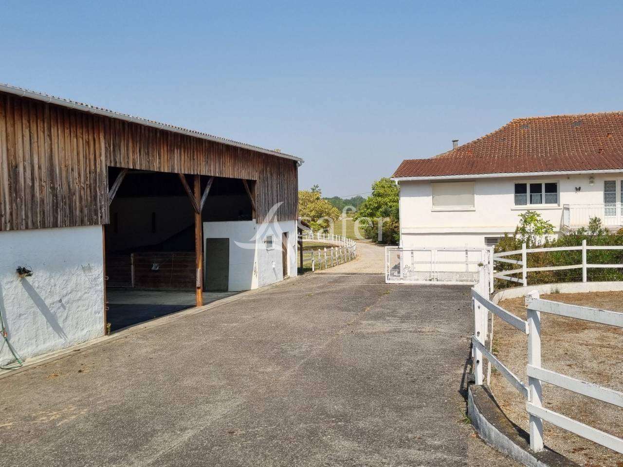Gîte rural avec dépendances agricoles, rond de longe et piscin