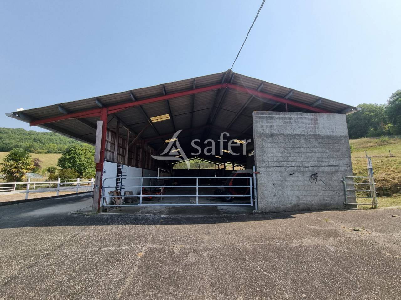 Gîte rural avec dépendances agricoles, rond de longe et piscin