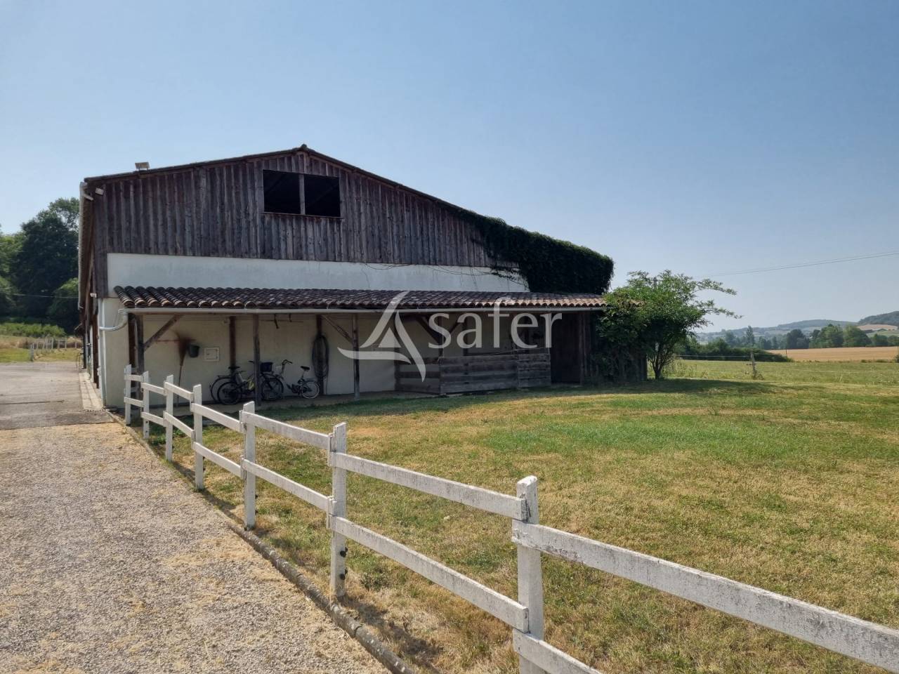 Gîte rural avec dépendances agricoles, rond de longe et piscin