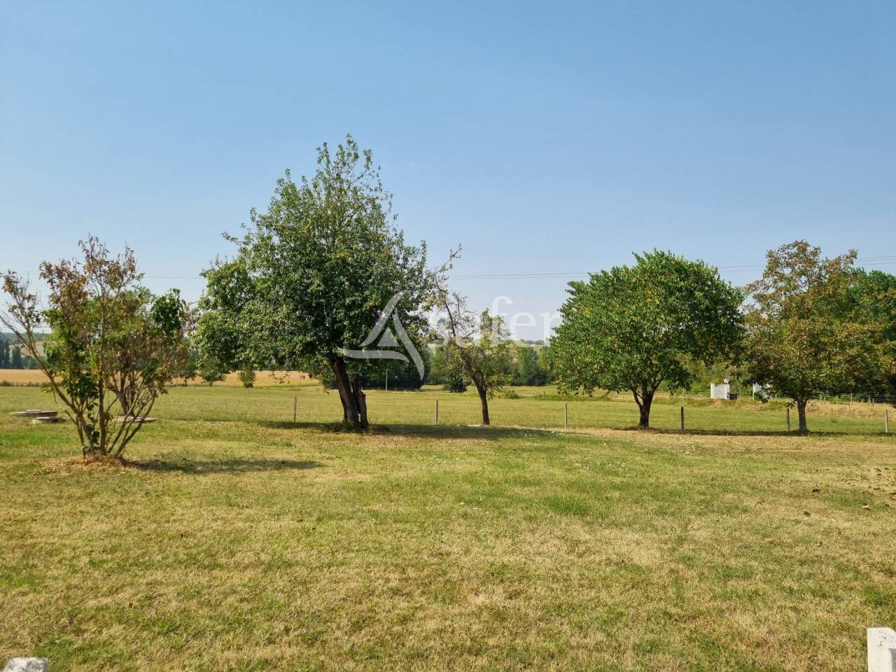 Gîte rural avec dépendances agricoles, rond de longe et piscin