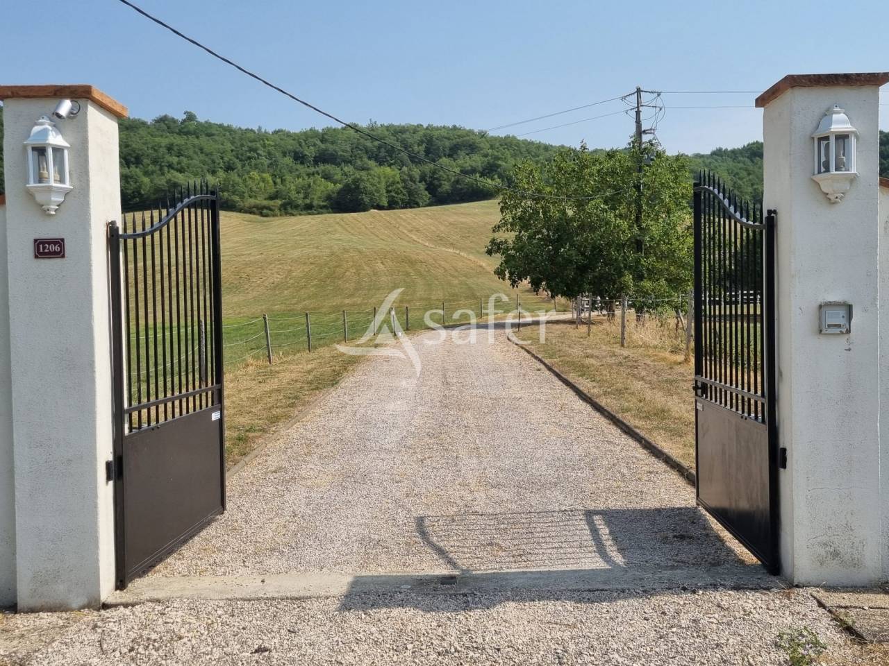 Gîte rural avec dépendances agricoles, rond de longe et piscin