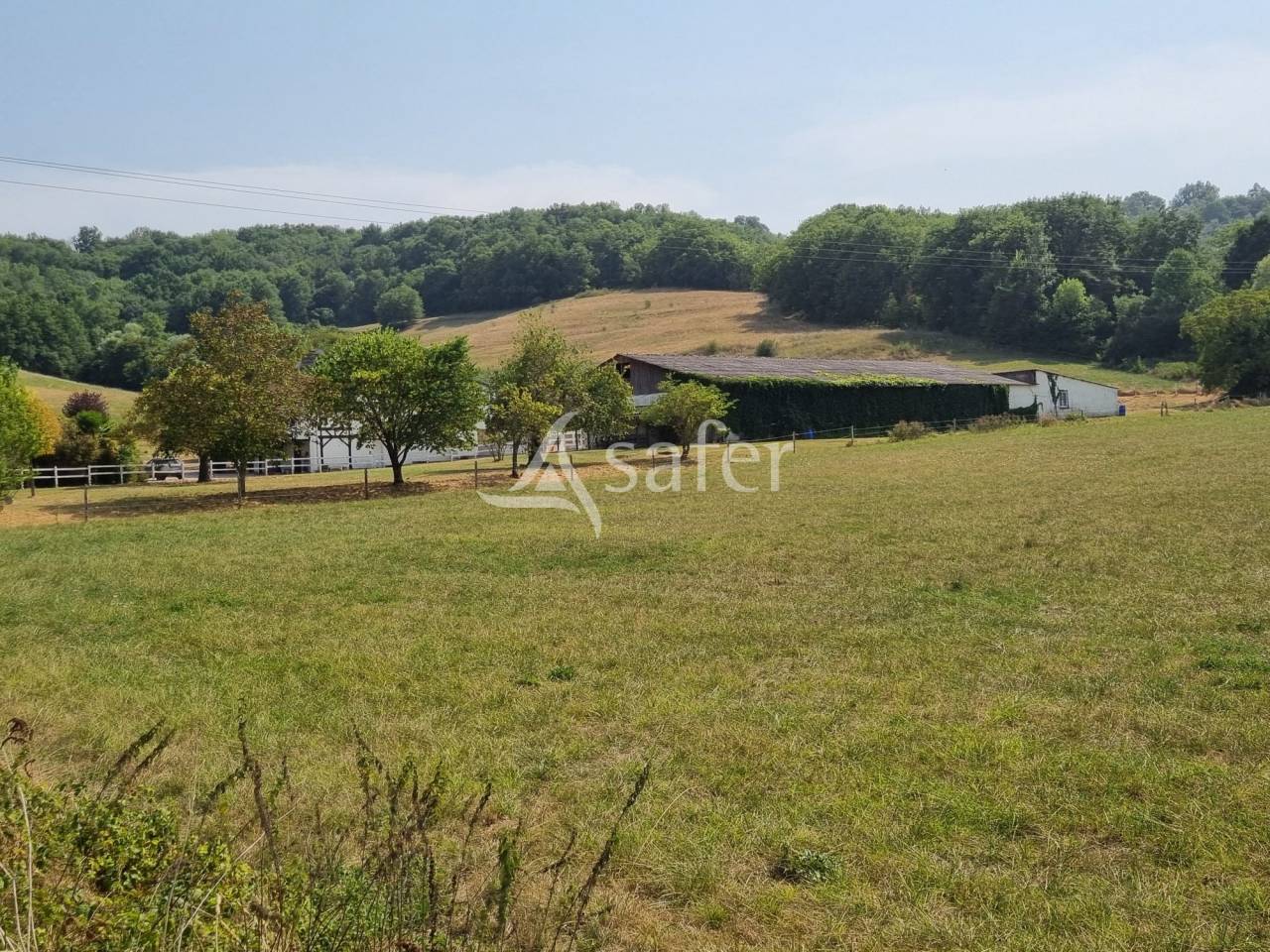 Gîte rural avec dépendances agricoles, rond de longe et piscin