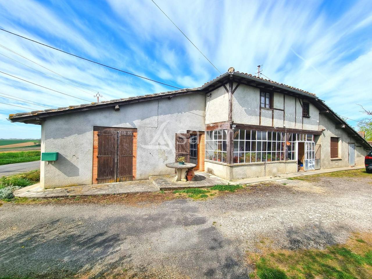 Ancienne ferme 151 m² habitable avec dépendances sur 7 ha sect