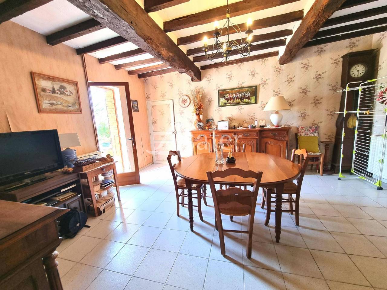 Ancienne ferme 151 m² habitable avec dépendances sur 7 ha sect