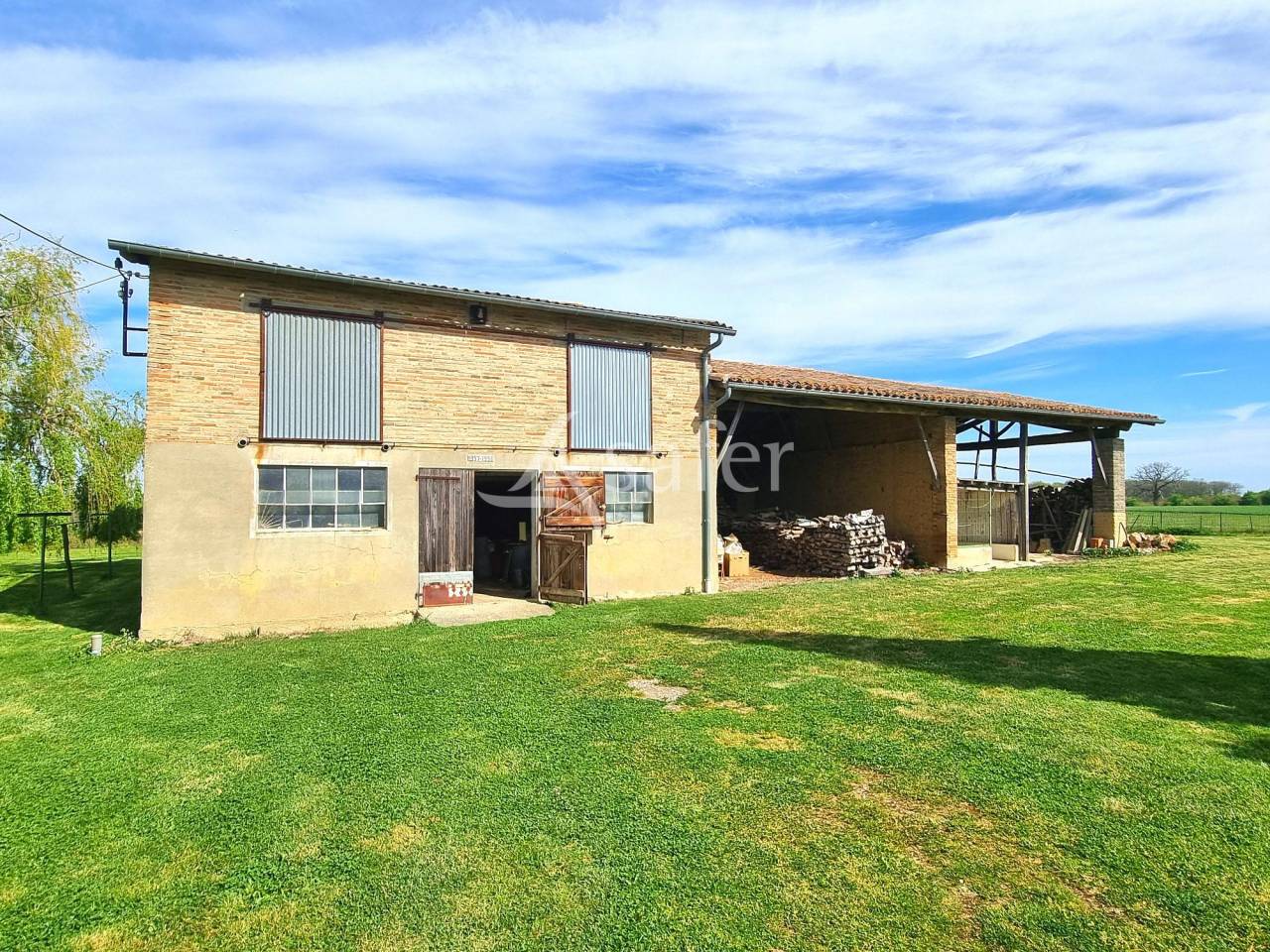 Ancienne ferme 151 m² habitable avec dépendances sur 7 ha sect