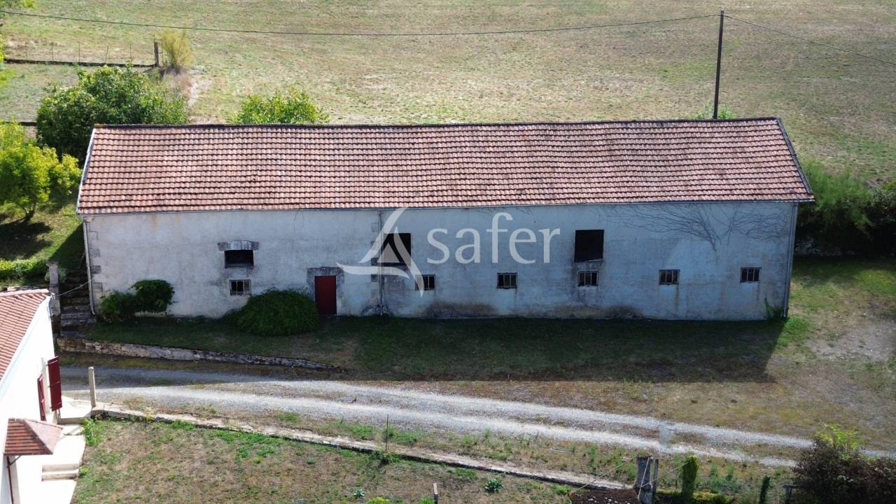 Propri&eacute;t&eacute; b&acirc;tie sur 28ha proche Brant&ocirc;me