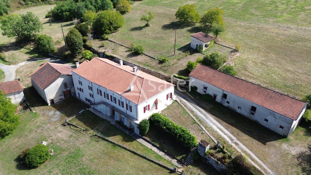 Propri&eacute;t&eacute; b&acirc;tie sur 28ha proche Brant&ocirc;me