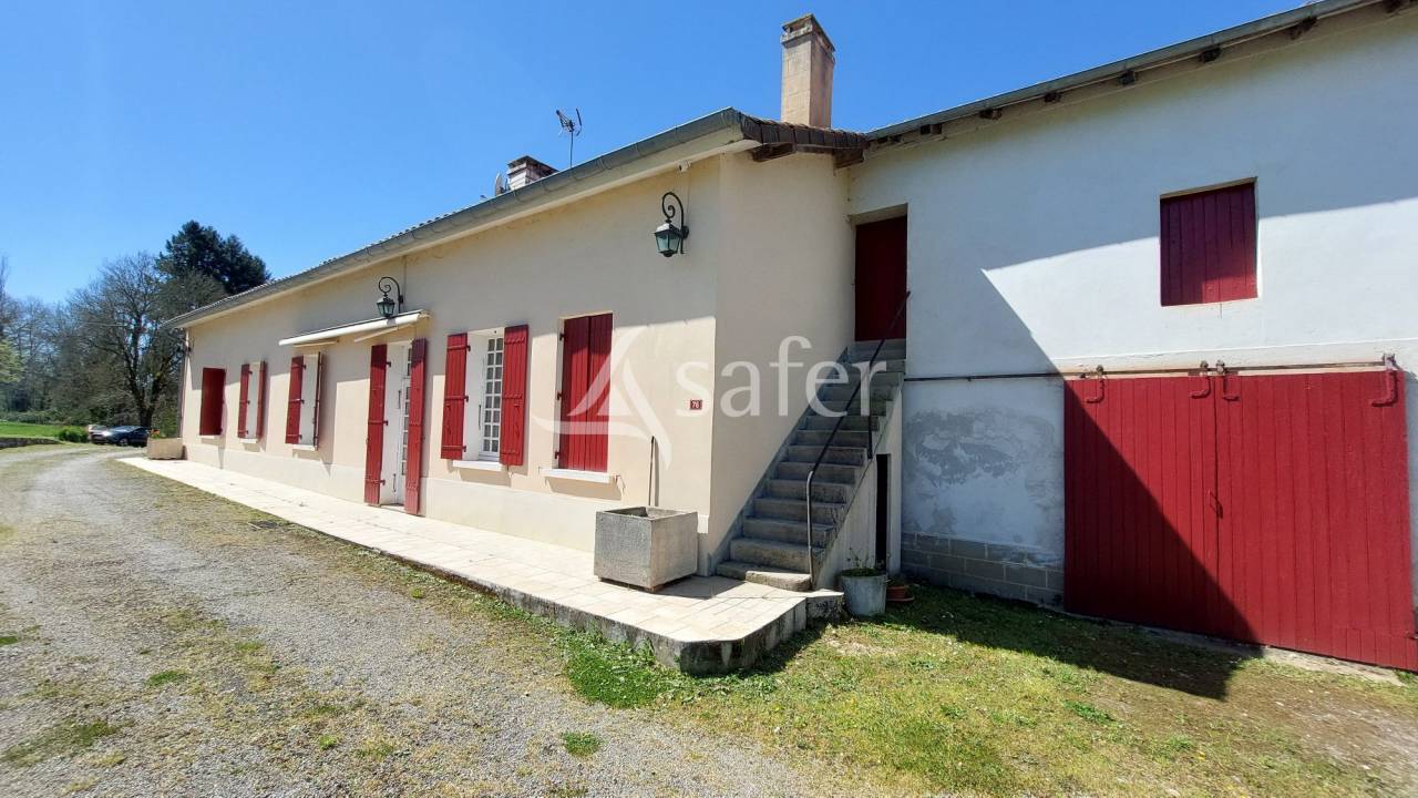 Propri&eacute;t&eacute; b&acirc;tie sur 28ha proche Brant&ocirc;me