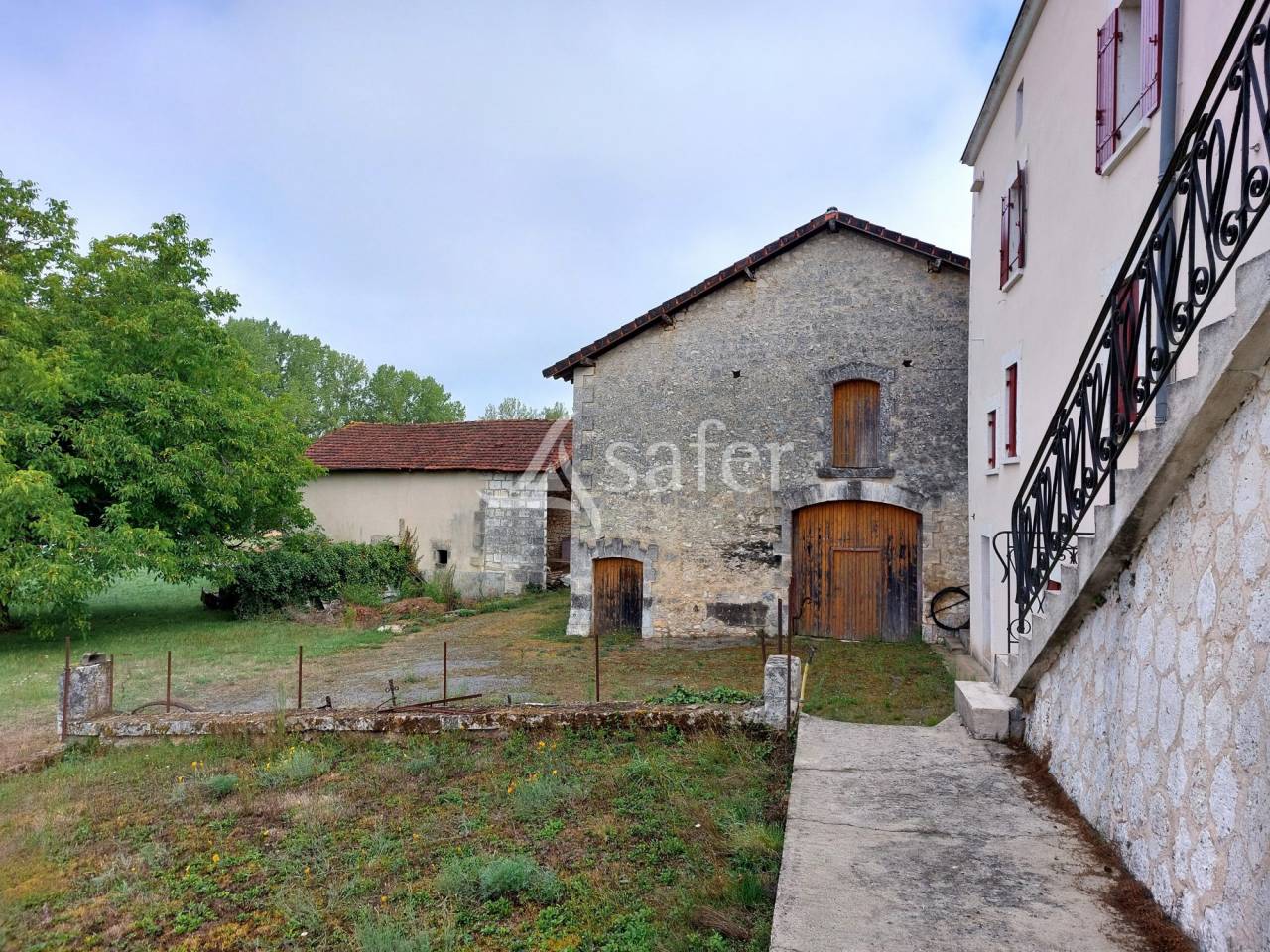 Propri&eacute;t&eacute; b&acirc;tie sur 28ha proche Brant&ocirc;me