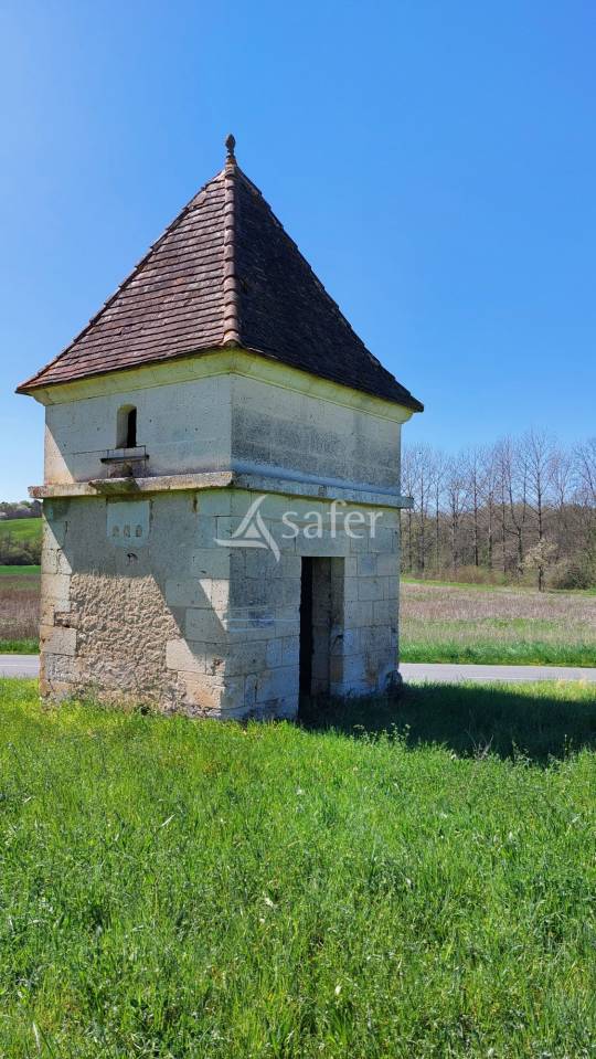 Propri&eacute;t&eacute; b&acirc;tie sur 28ha proche Brant&ocirc;me