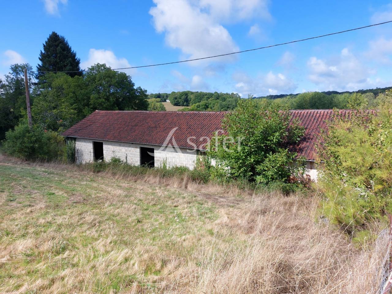 Propri&eacute;t&eacute; b&acirc;tie sur 28ha proche Brant&ocirc;me