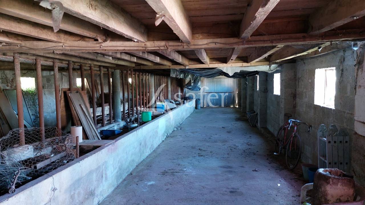 Propri&eacute;t&eacute; b&acirc;tie sur 28ha proche Brant&ocirc;me