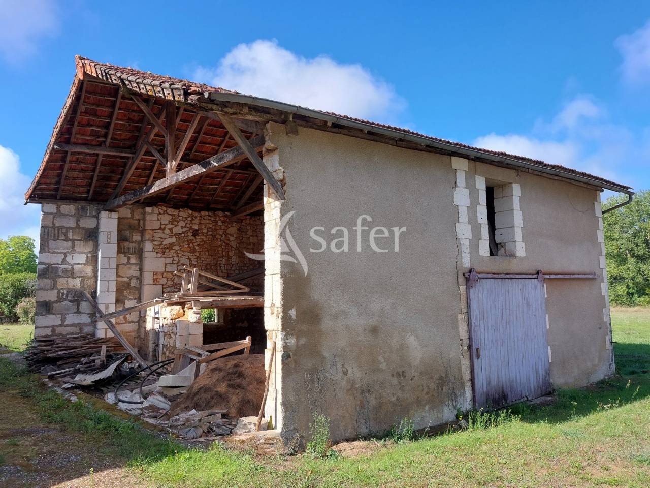 Propri&eacute;t&eacute; b&acirc;tie sur 28ha proche Brant&ocirc;me