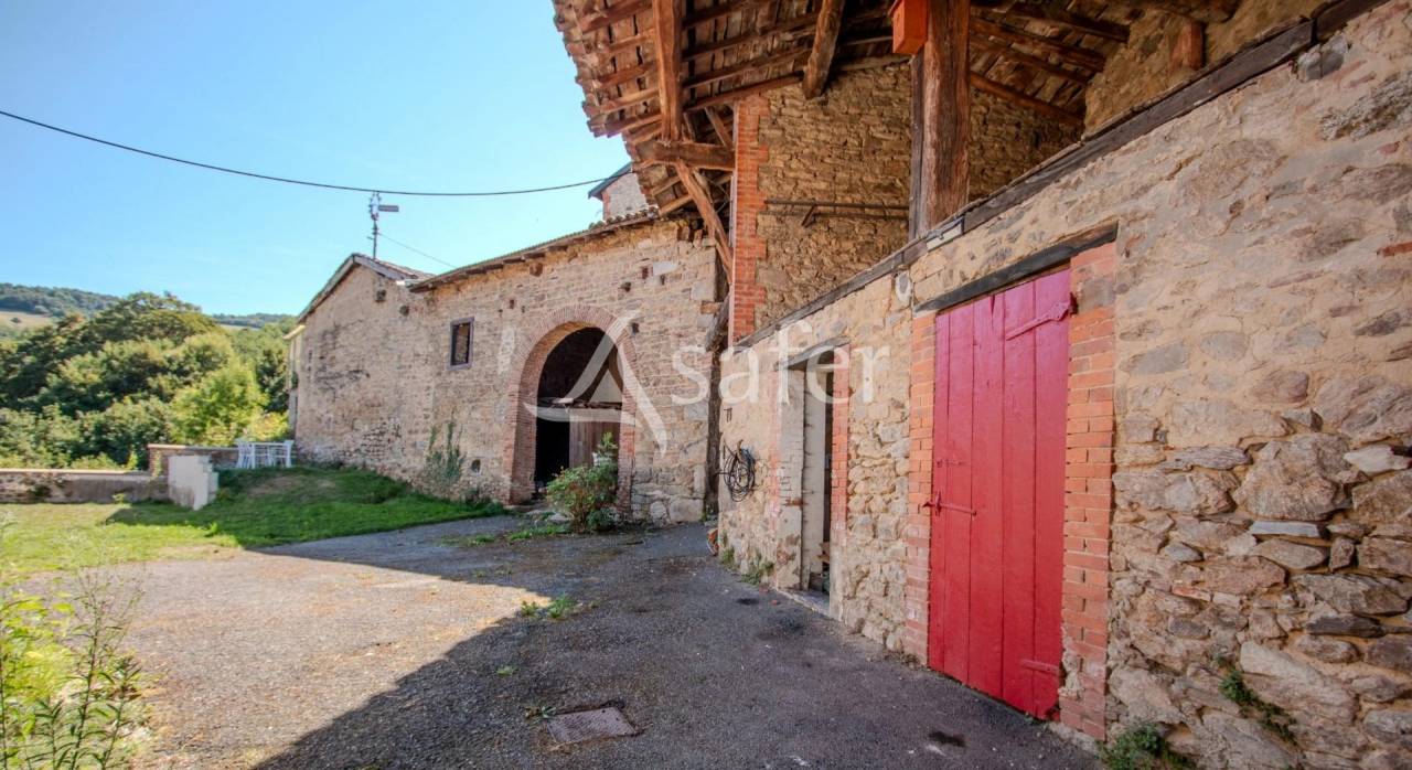 FERME TRADITIONNELLE EN PIERRE - MONTROMANT
