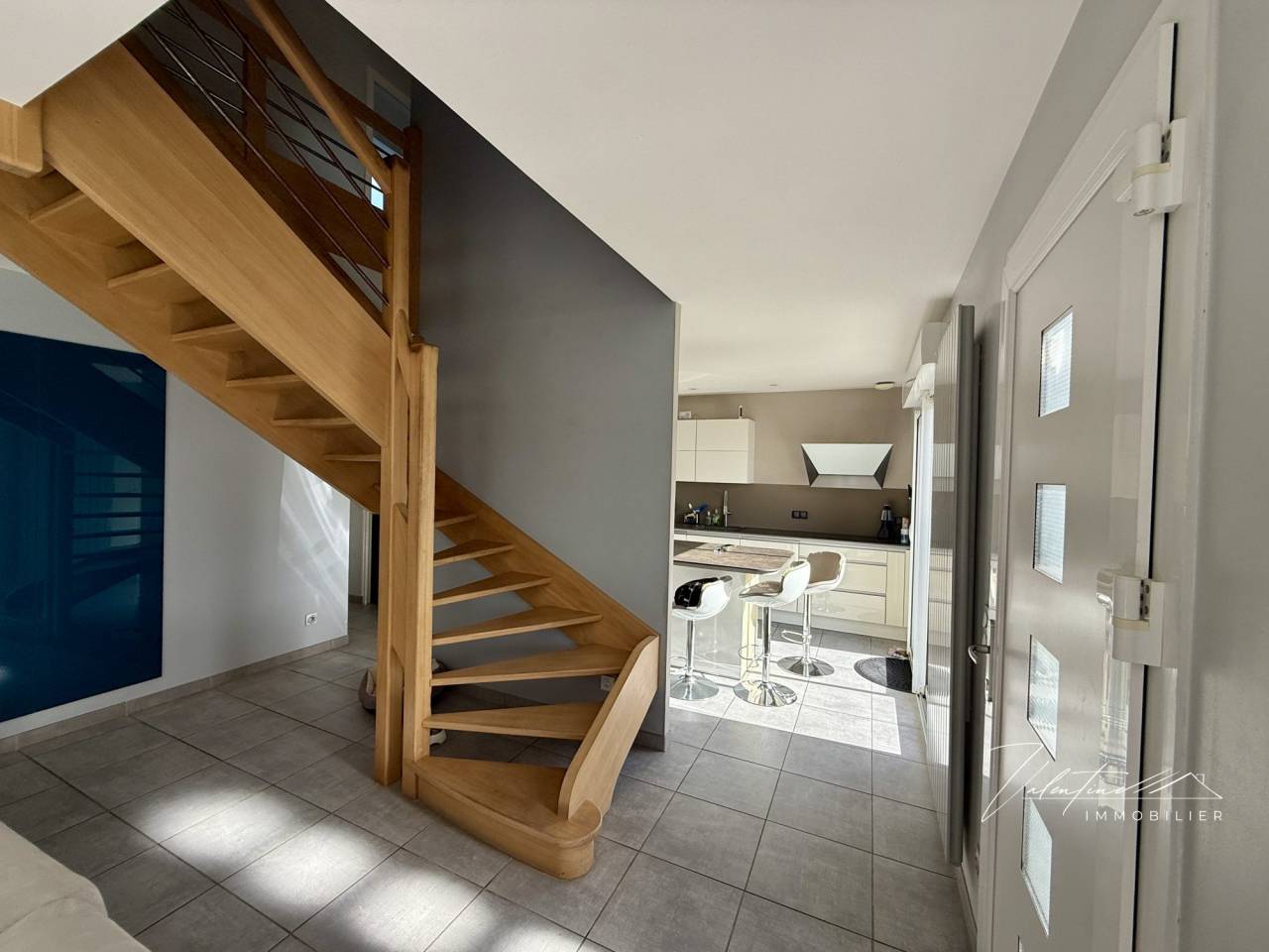 MAISON CONTEMPORAINE AVEC UNE VUE DÉGAGÉE