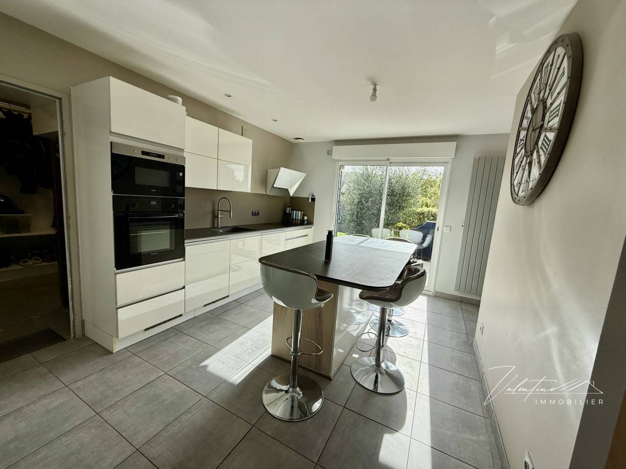 MAISON CONTEMPORAINE AVEC UNE VUE DÉGAGÉE