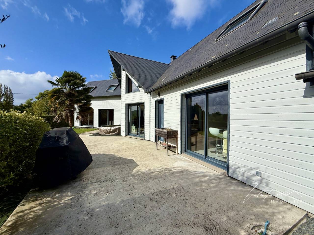 MAISON CONTEMPORAINE AVEC UNE VUE DÉGAGÉE